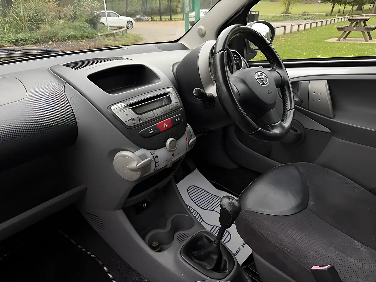 Used 2009 Toyota Aygo Platinum Silver - Interior and Exterior details 18