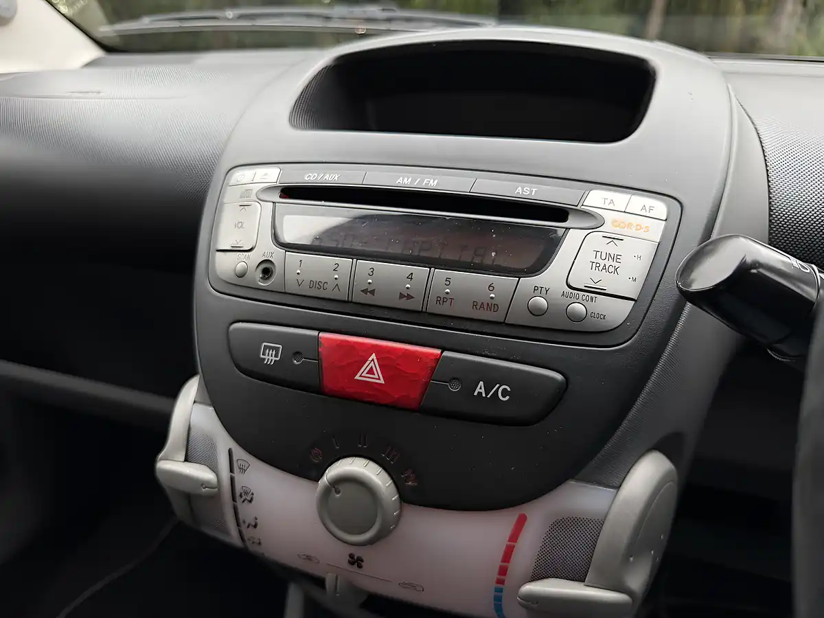 Used 2009 Toyota Aygo Platinum Silver - Interior and Exterior details 19