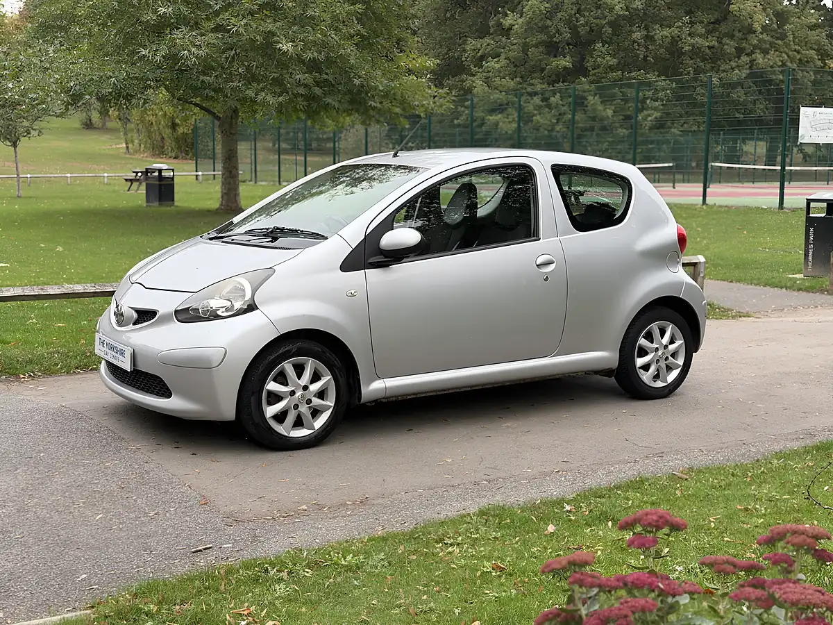 Used 2009 Toyota Aygo Platinum Silver - Interior and Exterior details 4