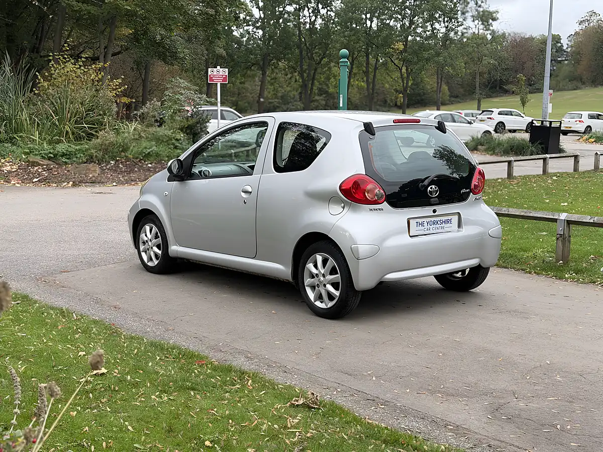 Used 2009 Toyota Aygo Platinum Silver - Interior and Exterior details 8