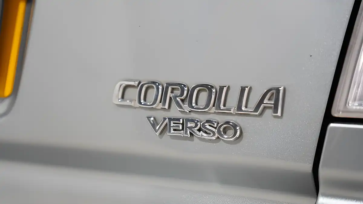 Used 2009 Toyota Corolla Verso Sr Silver - Interior and Exterior details 9