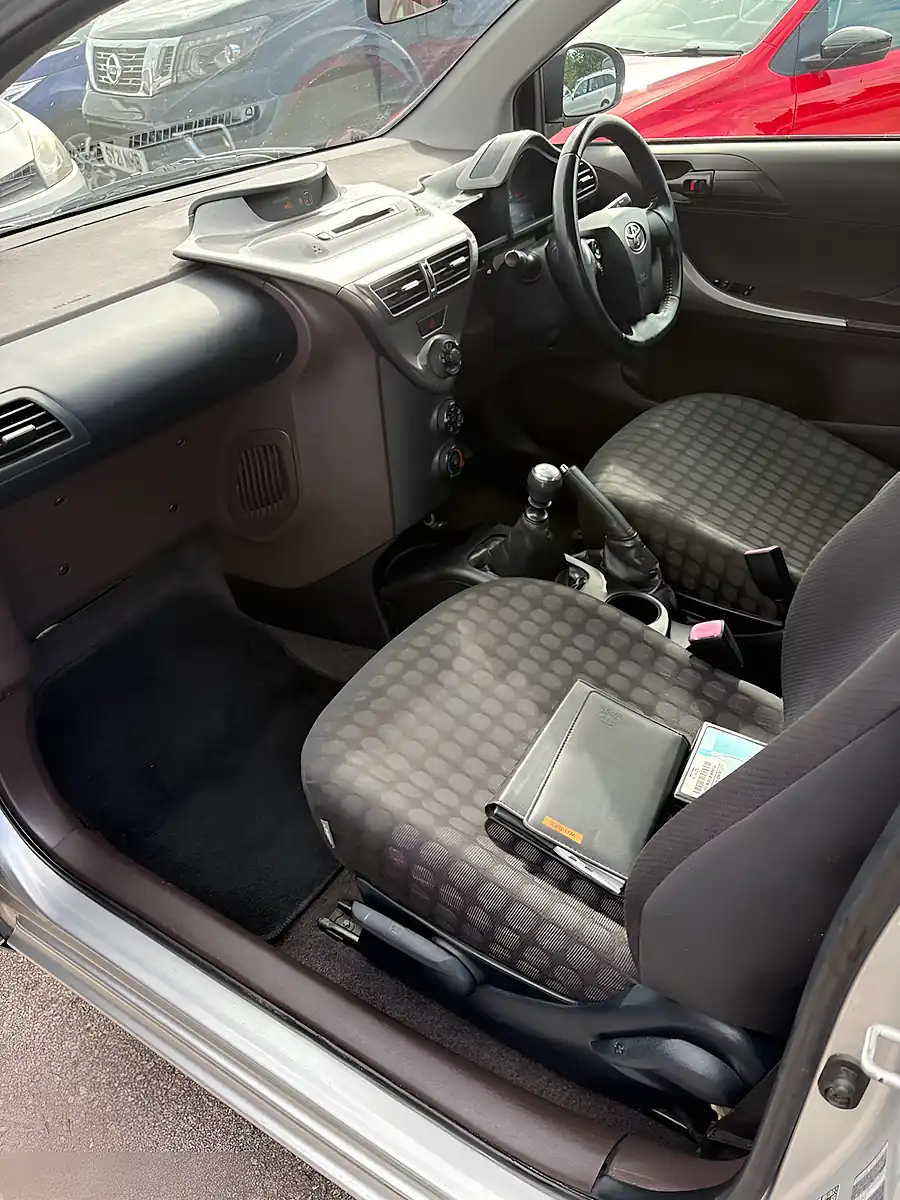 Used 2009 Toyota Iq Hatchback 3dr Silver - Interior and Exterior details 5