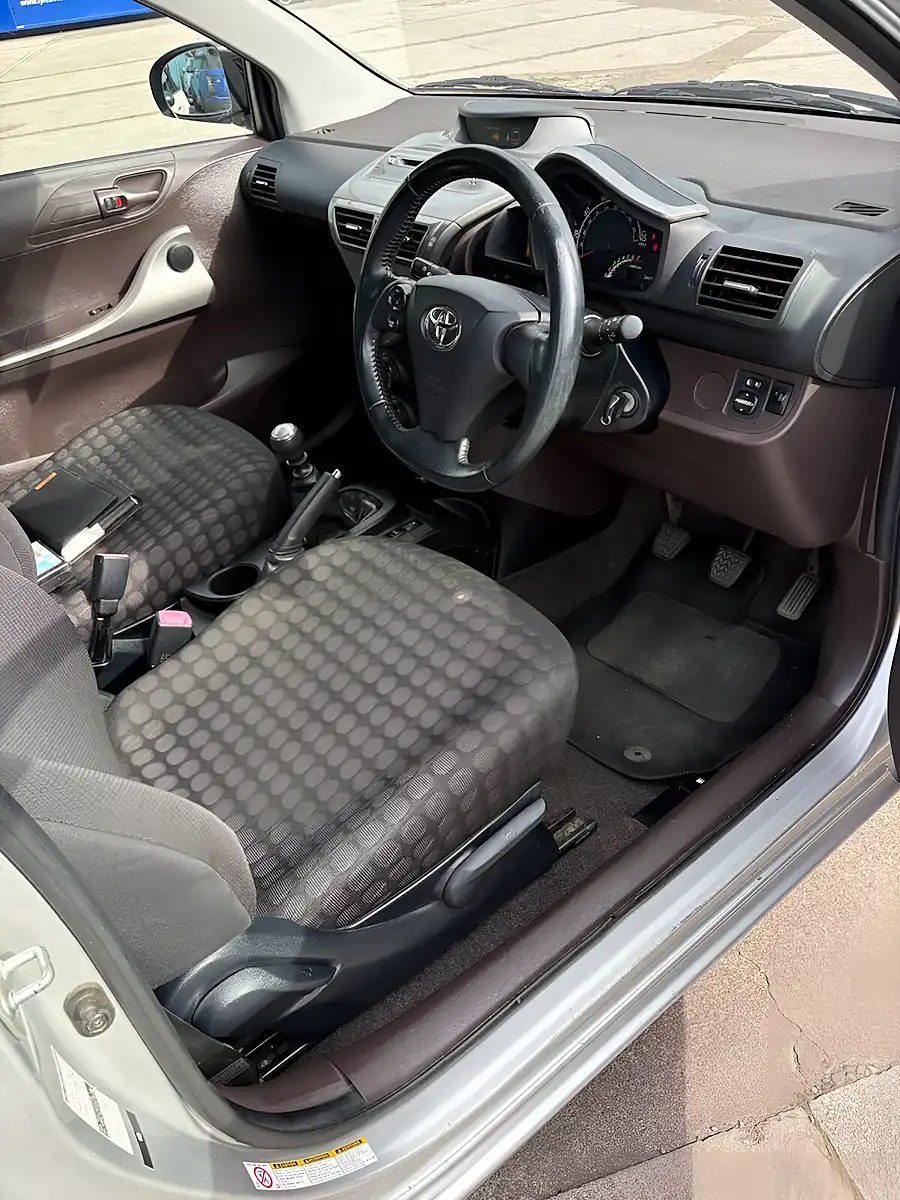 Used 2009 Toyota Iq Hatchback 3dr Silver - Interior and Exterior details 6