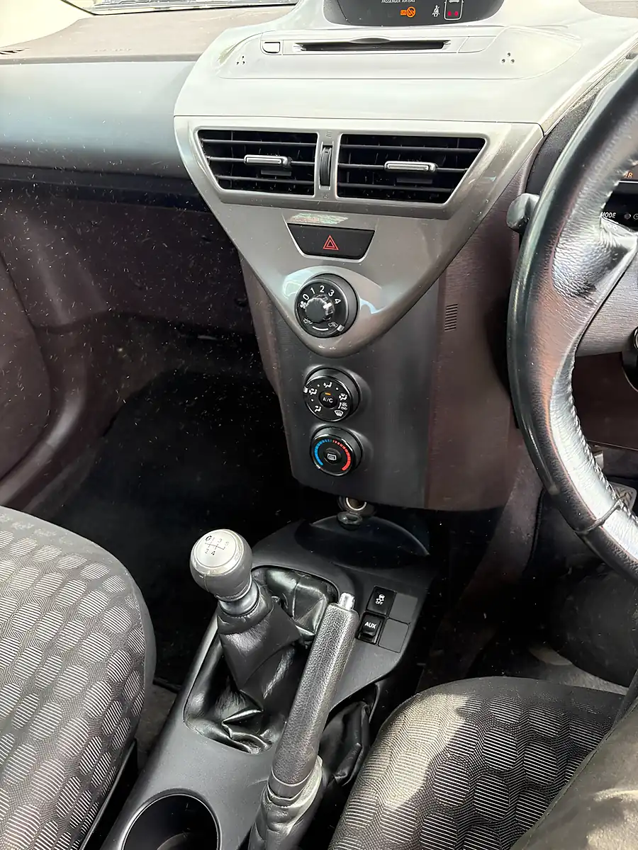 Used 2009 Toyota Iq Hatchback 3dr Silver - Interior and Exterior details 7