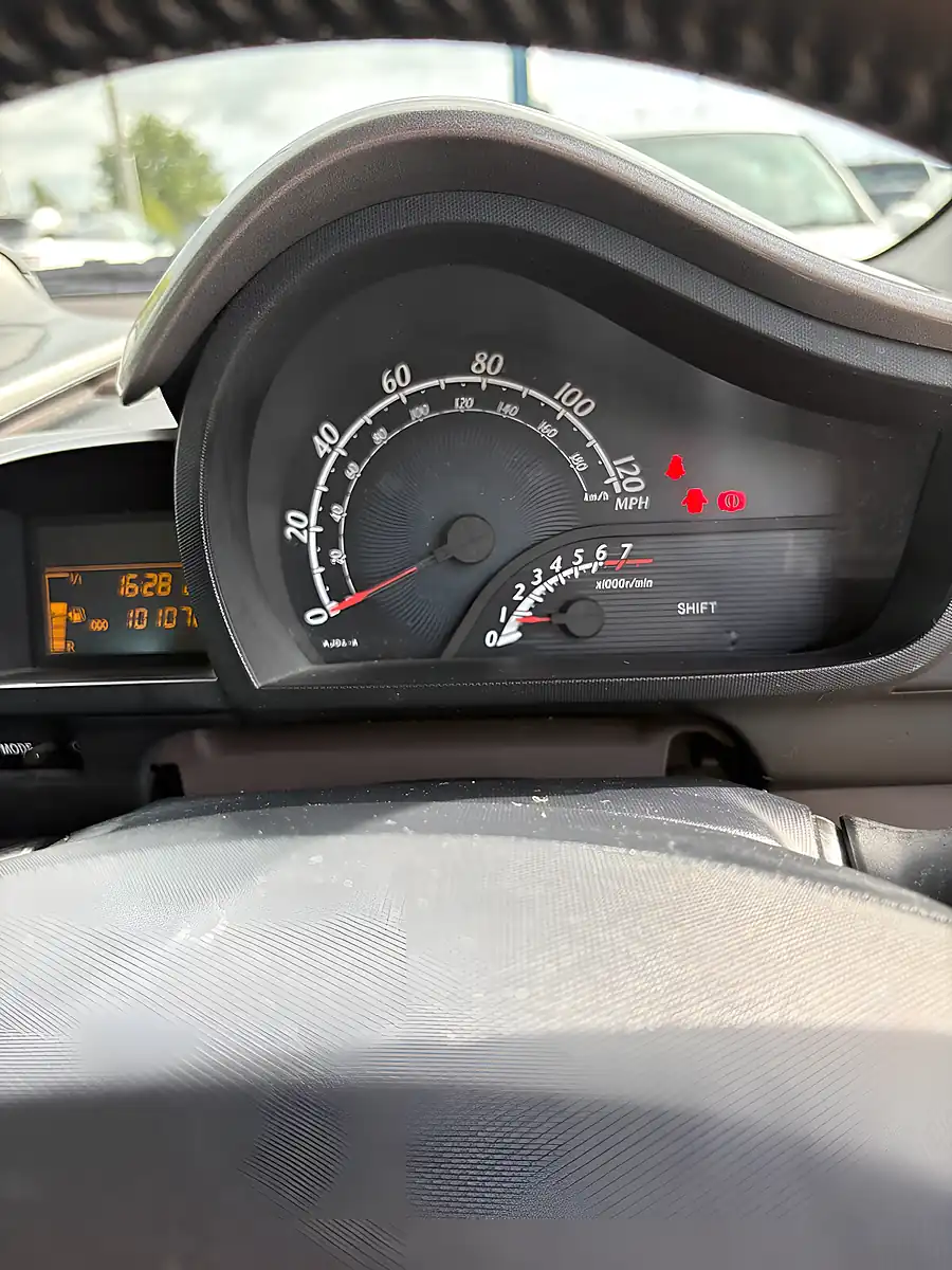 Used 2009 Toyota Iq Hatchback 3dr Silver - Interior and Exterior details 8