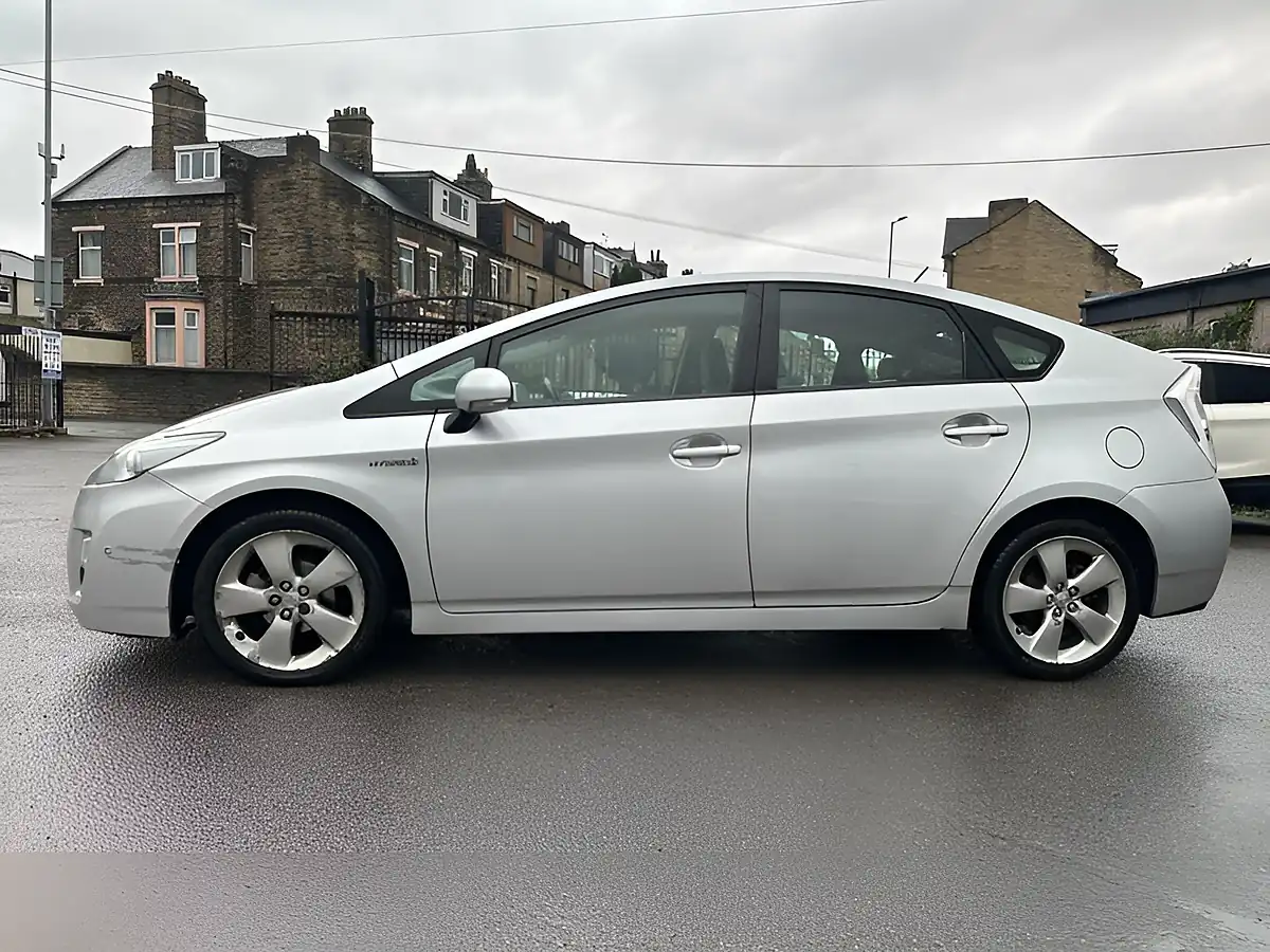 Used 2009 Toyota Prius T Spirit Silver - Interior and Exterior details 12