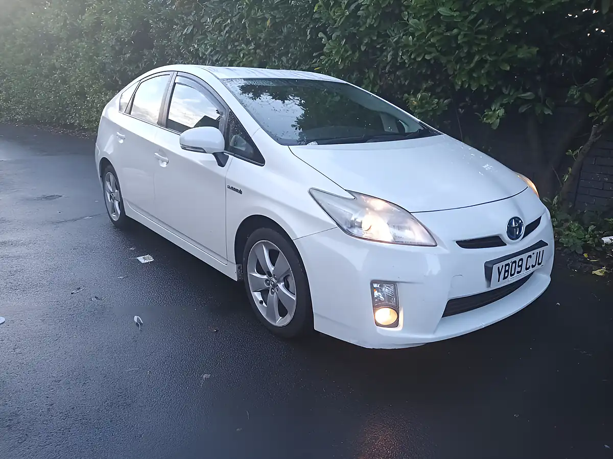 Used 2009 Toyota Prius T4 White - Front View