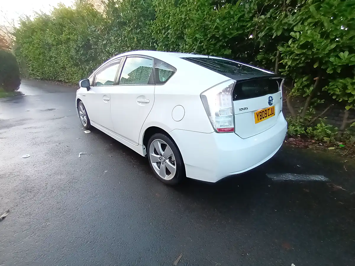 Used 2009 Toyota Prius T4 White - Interior and Exterior details 11