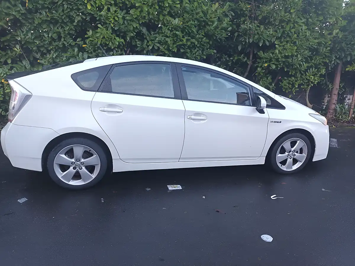 Used 2009 Toyota Prius T4 White - Interior and Exterior details 4