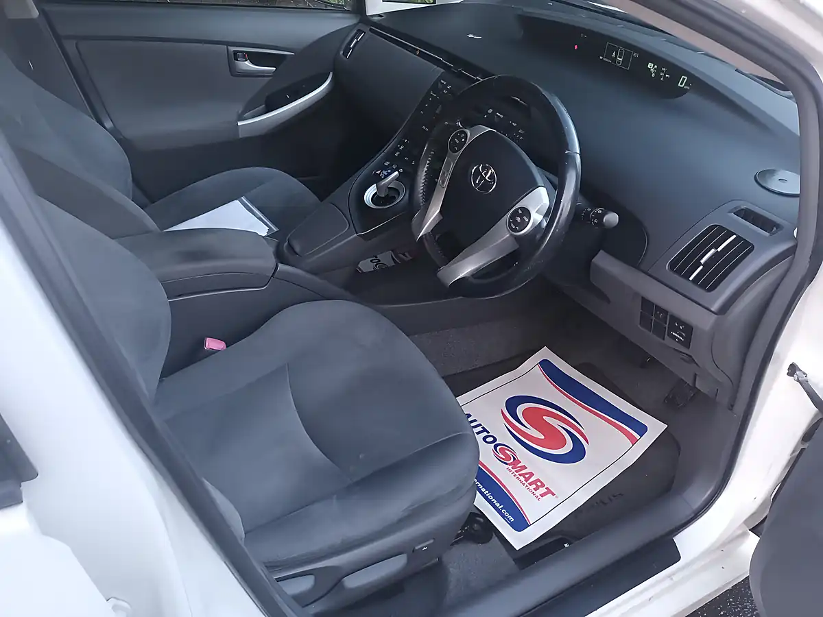 Used 2009 Toyota Prius T4 White - Interior and Exterior details 8