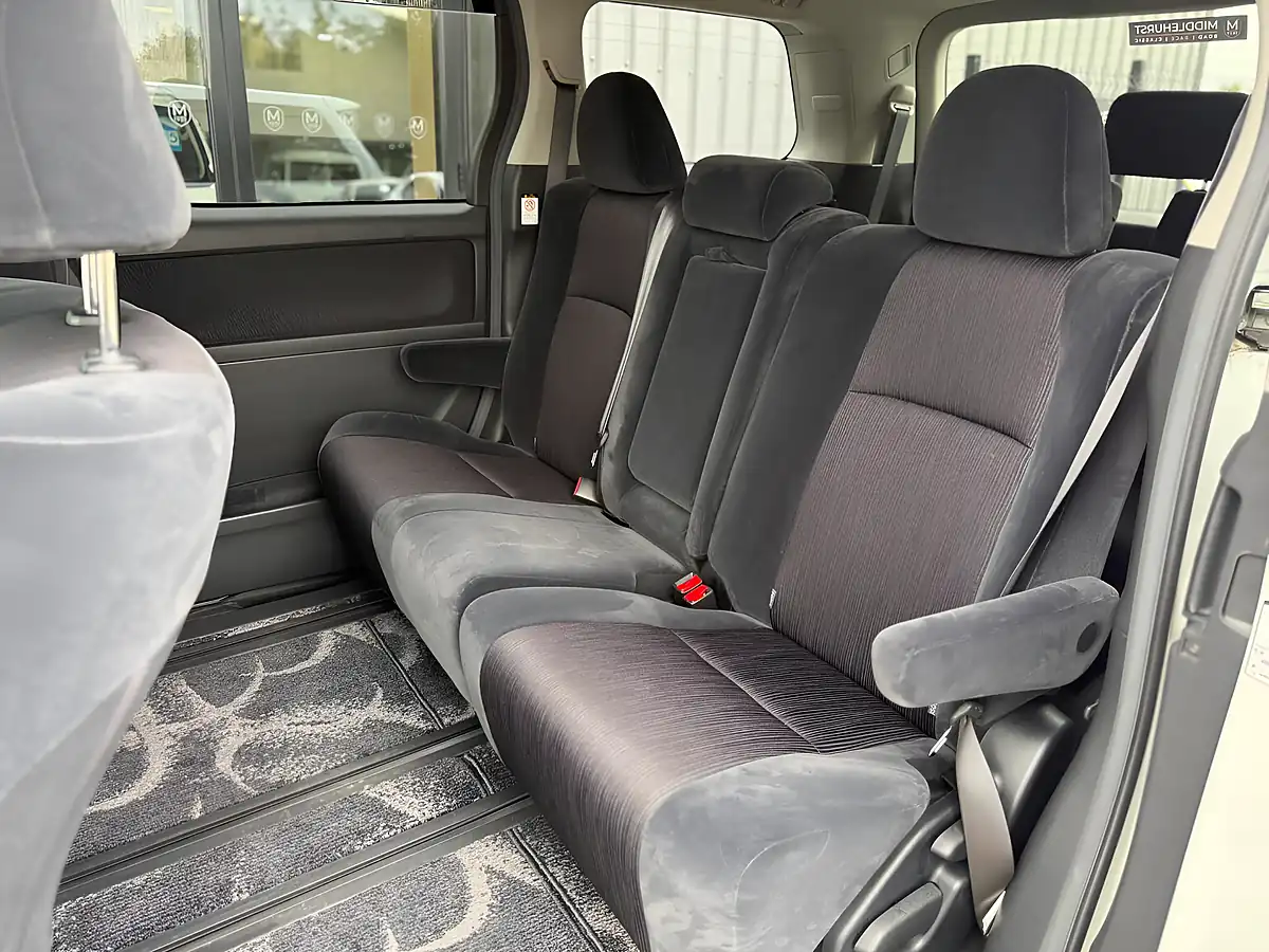 Used 2009 Toyota Vellfire Z (8 Seater) White - Interior and Exterior details 15