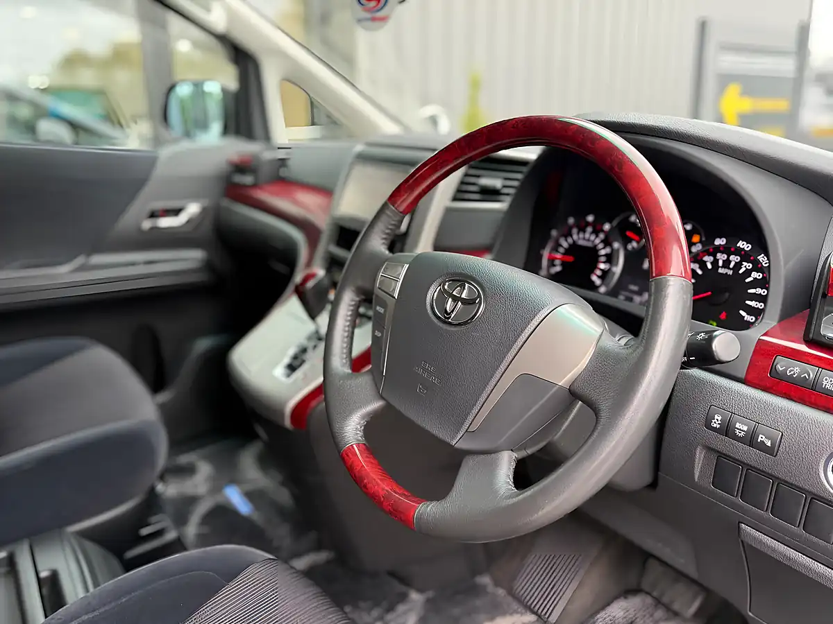 Used 2009 Toyota Vellfire Z (8 Seater) White - Interior and Exterior details 6