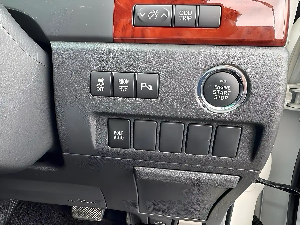 Used 2009 Toyota Vellfire Z Platinum Selection (7 Seater) White - Interior and Exterior details 14