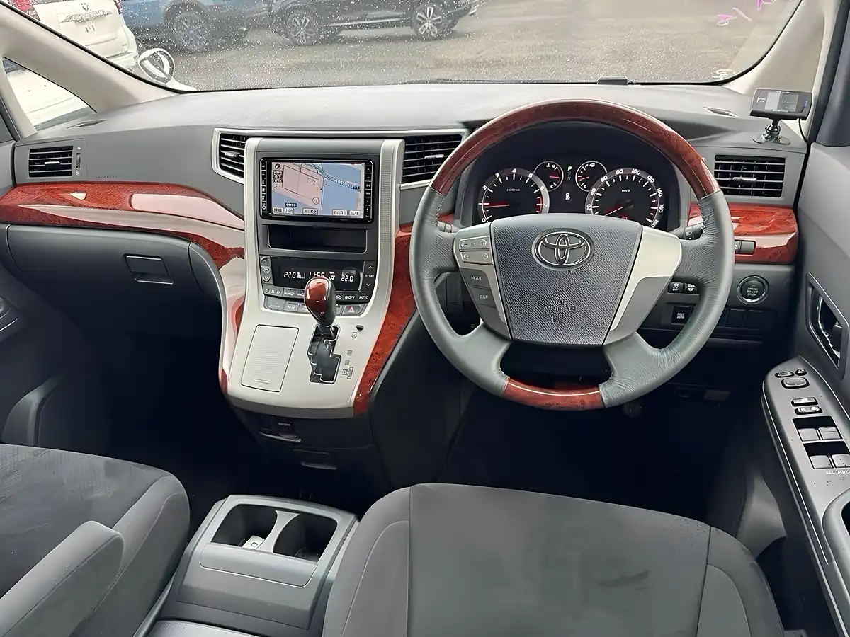 Used 2009 Toyota Vellfire Z Platinum Selection (7 Seater) White - Interior and Exterior details 17