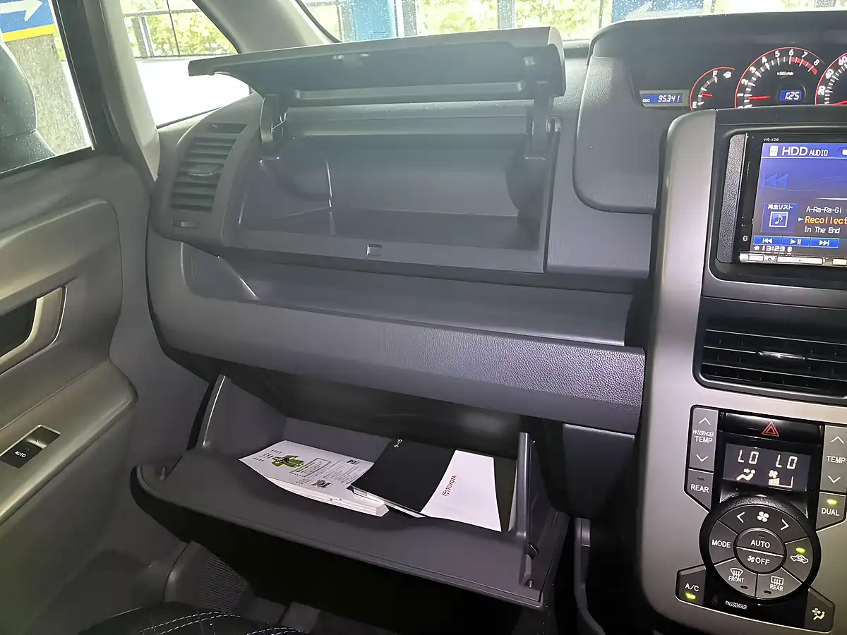 Used 2009 Toyota Voxy Z 5dr 8 Seats Black - Interior and Exterior details 14