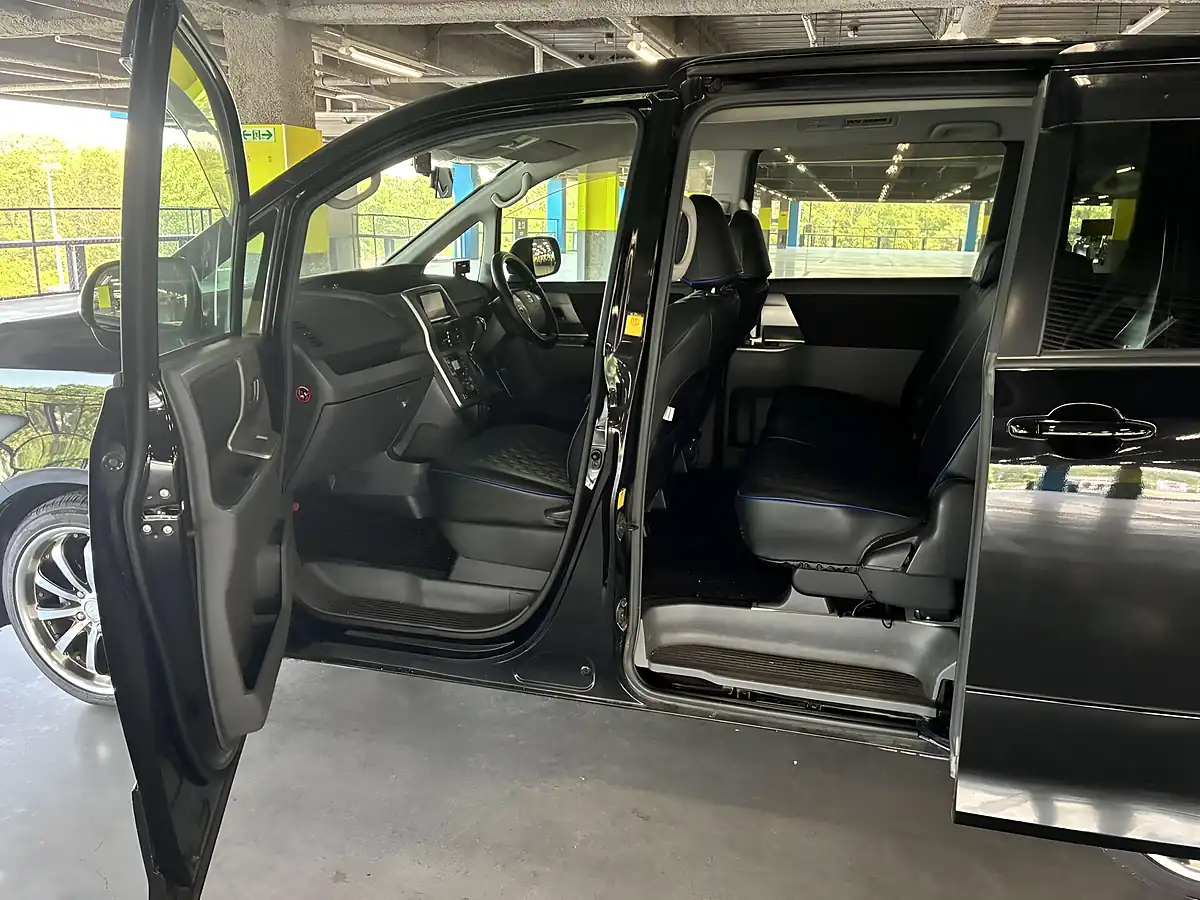 Used 2009 Toyota Voxy Z 5dr 8 Seats Black - Interior and Exterior details 17