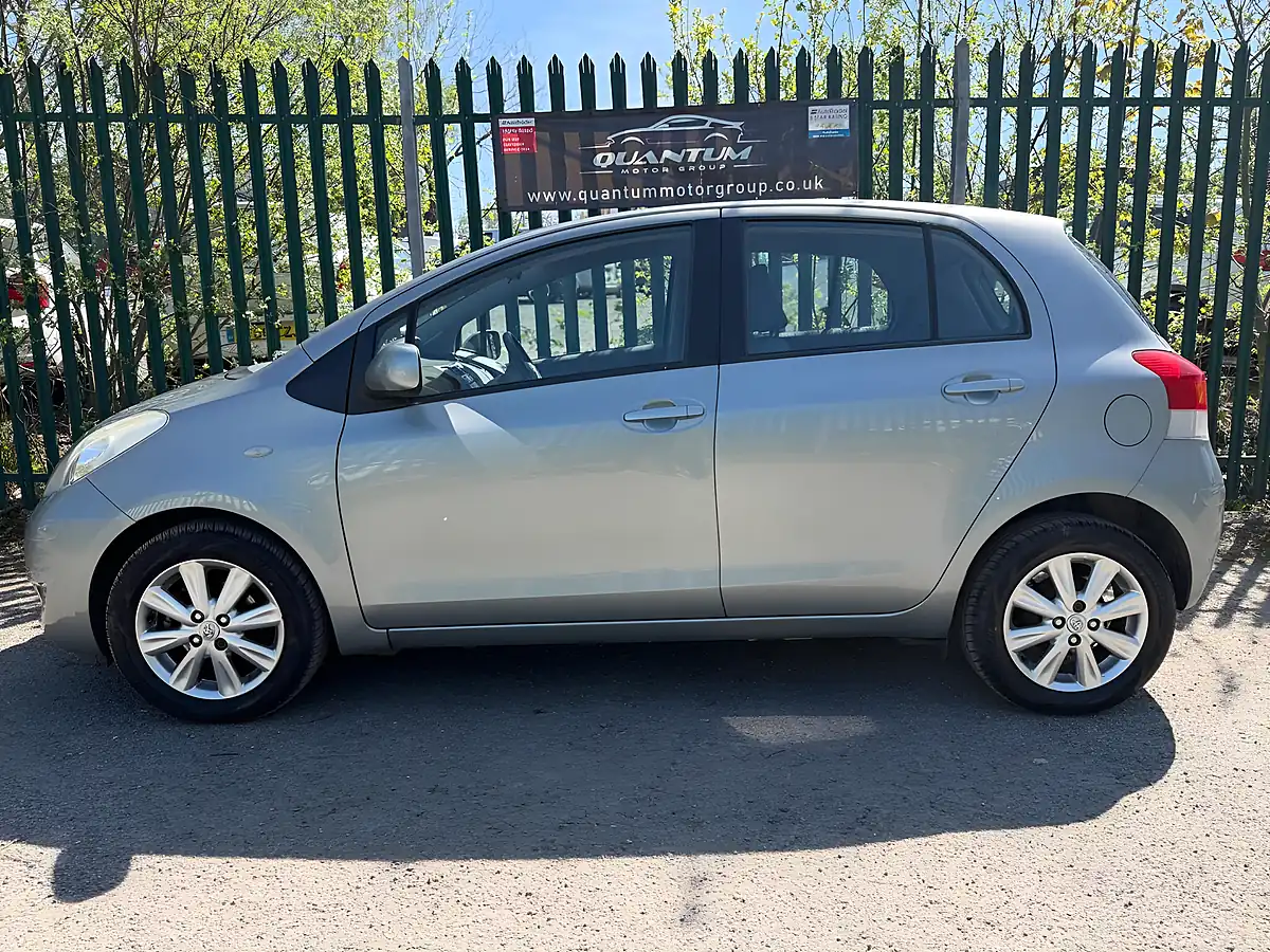 Used 2009 Toyota Yaris Tr Silver - Interior and Exterior details 12