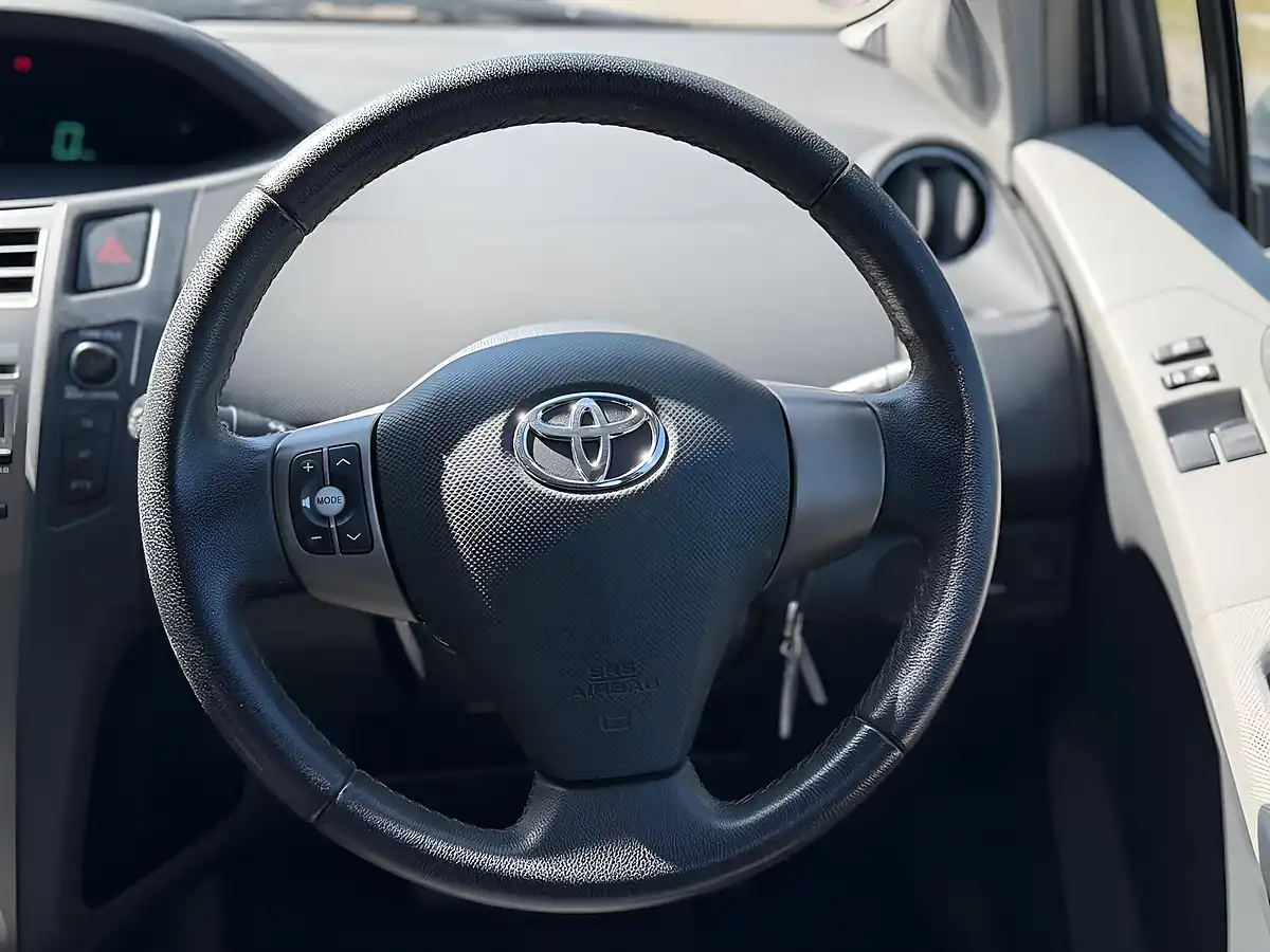 Used 2009 Toyota Yaris Tr Silver - Interior and Exterior details 14