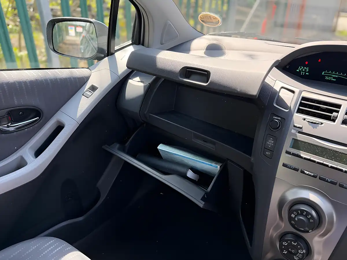 Used 2009 Toyota Yaris Tr Silver - Interior and Exterior details 17
