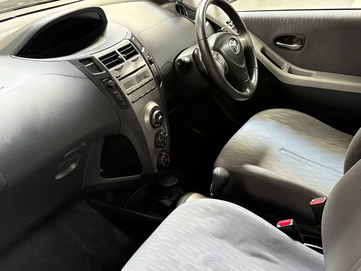 Used 2009 Toyota Yaris Tr Silver - Interior and Exterior details 16