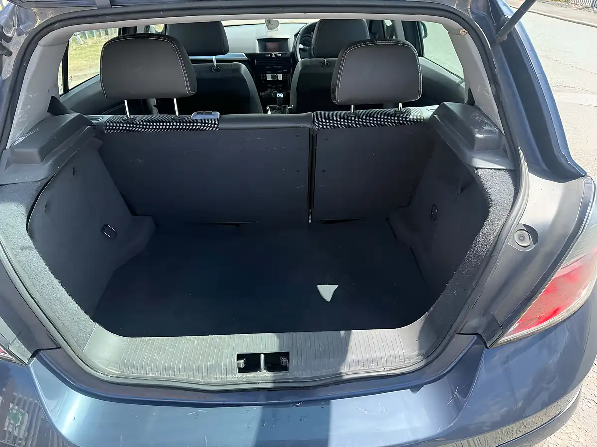 Used 2009 Vauxhall Astra Design Blue - Interior and Exterior details 13