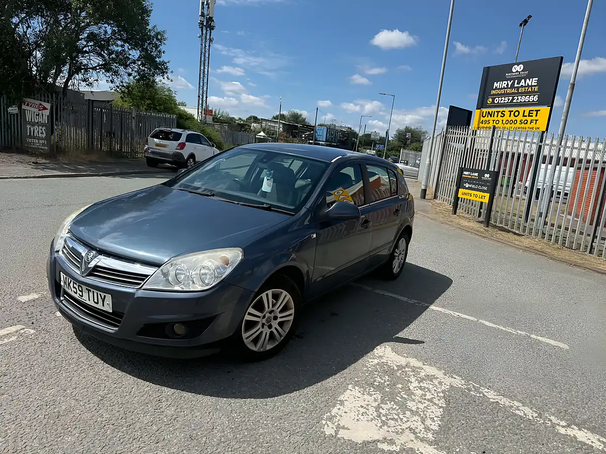 Used 2009 Vauxhall Astra Design Blue - Interior and Exterior details 3