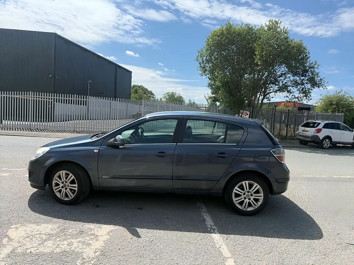 Used 2009 Vauxhall Astra Design Blue - Interior and Exterior details 5