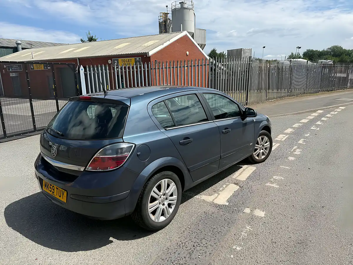 Used 2009 Vauxhall Astra Design Blue - Interior and Exterior details 9