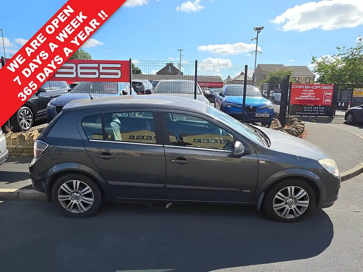 Used 2009 Vauxhall Astra Design Grey - Interior and Exterior details 2