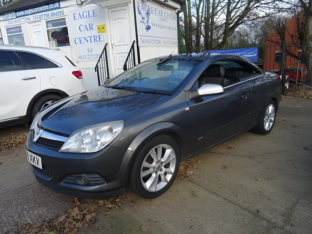 Used 2009 Vauxhall Astra Design Twin Top Grey - Front View