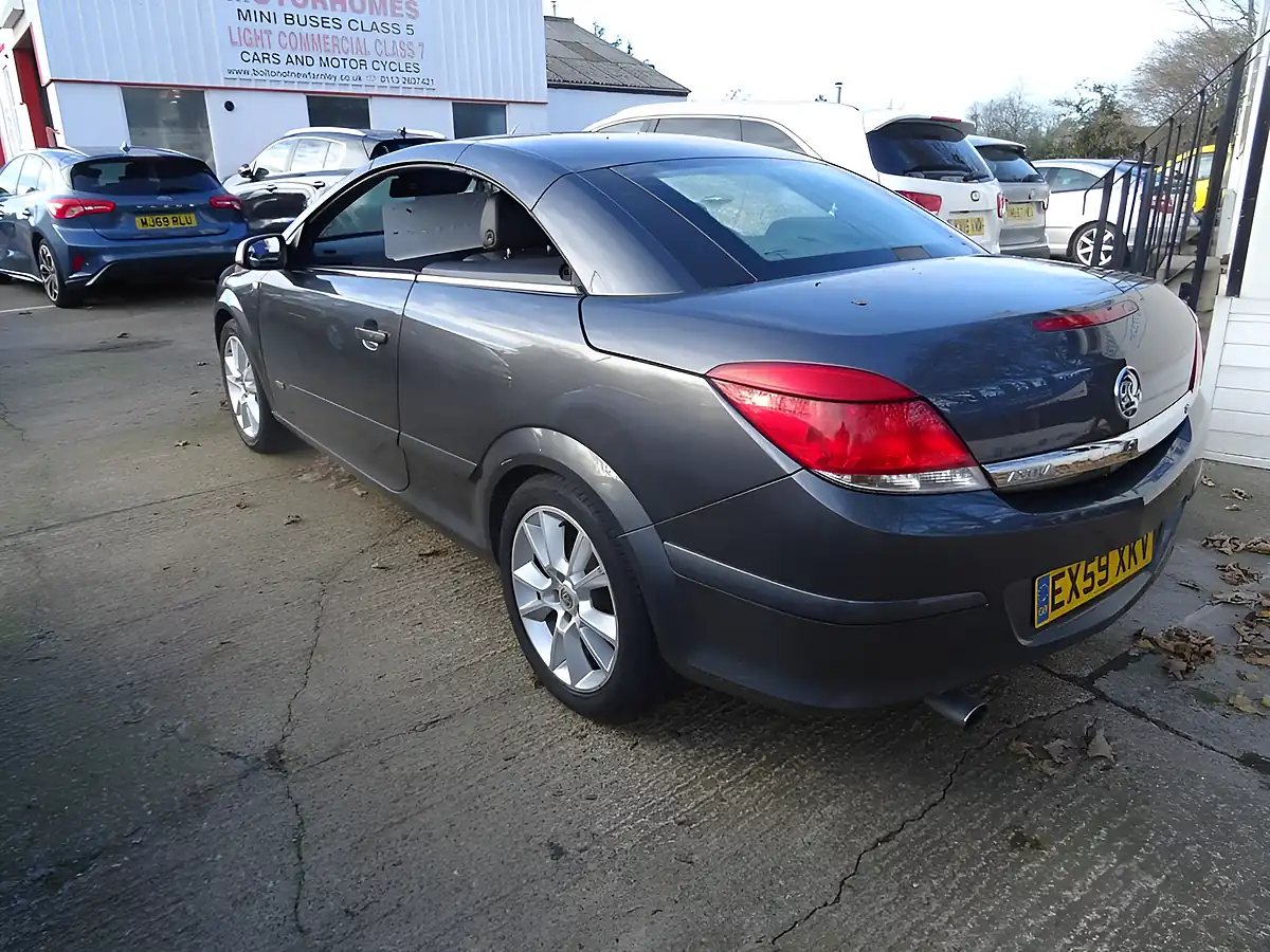 Used 2009 Vauxhall Astra Design Twin Top Grey - Interior and Exterior details 5