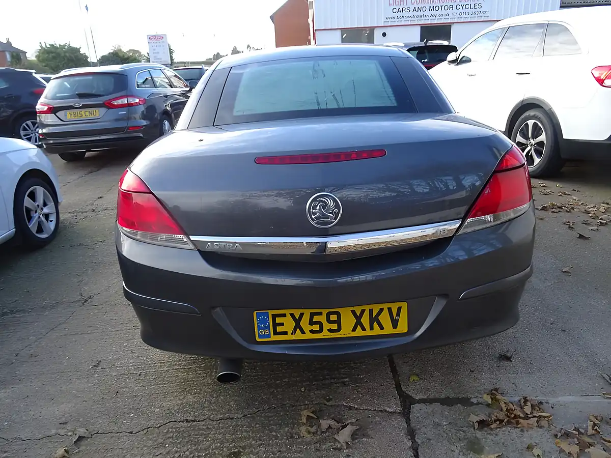 Used 2009 Vauxhall Astra Design Twin Top Grey - Interior and Exterior details 6