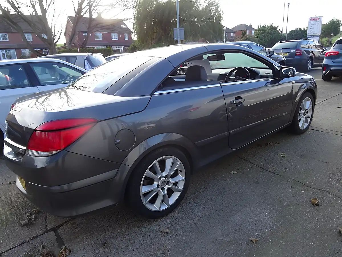 Used 2009 Vauxhall Astra Design Twin Top Grey - Interior and Exterior details 7