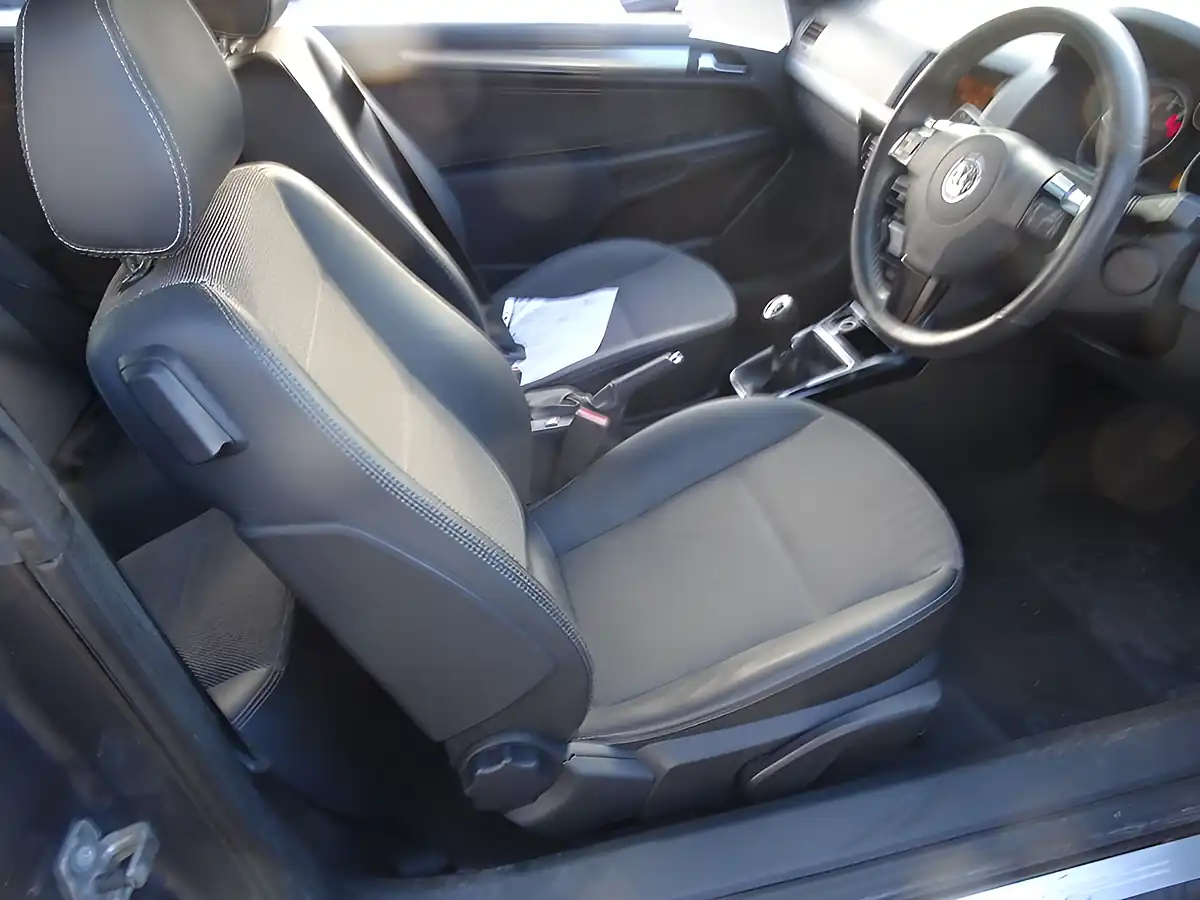 Used 2009 Vauxhall Astra Design Twin Top Grey - Interior and Exterior details 8