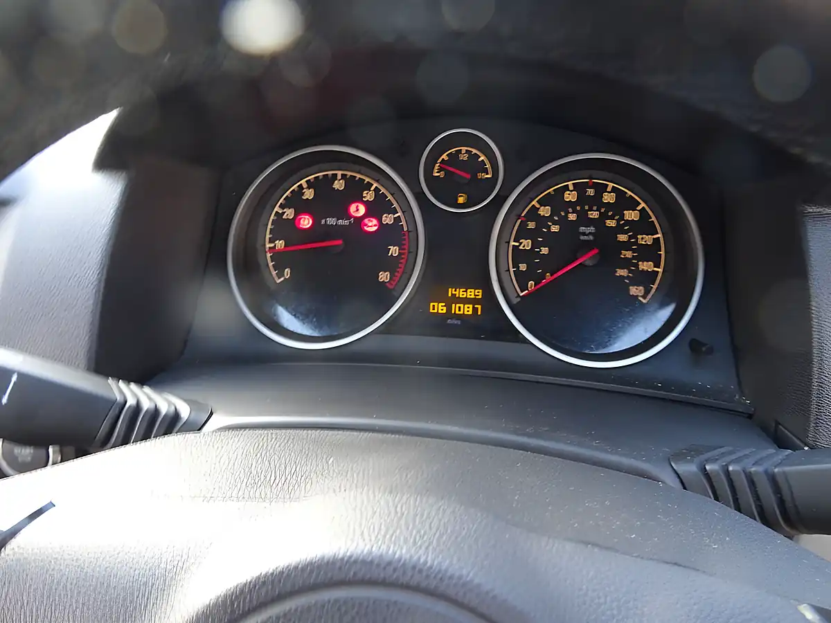 Used 2009 Vauxhall Astra Design Twin Top Grey - Interior and Exterior details 9