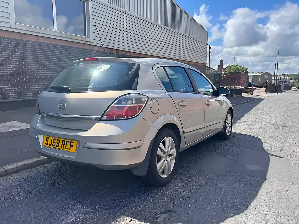 Used 2009 Vauxhall Astra Sxi Silver - Interior and Exterior details 11