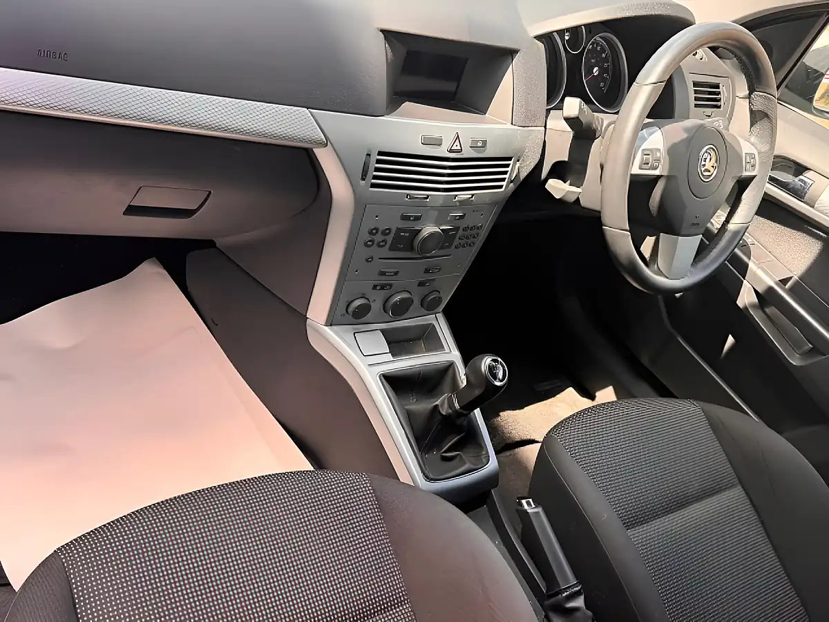 Used 2009 Vauxhall Astra Sxi Silver - Interior and Exterior details 12