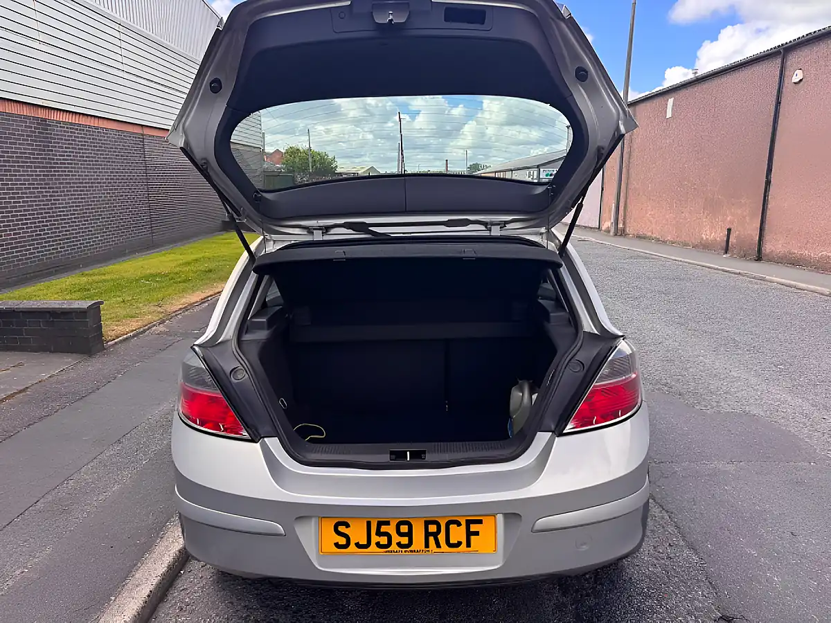 Used 2009 Vauxhall Astra Sxi Silver - Interior and Exterior details 16