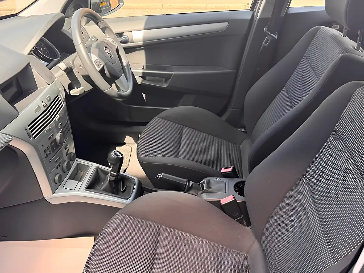 Used 2009 Vauxhall Astra Sxi Silver - Interior and Exterior details 18