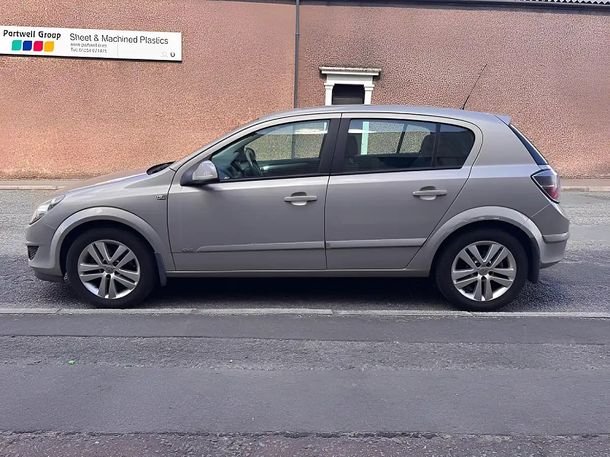 Used 2009 Vauxhall Astra Sxi Silver - Interior and Exterior details 8