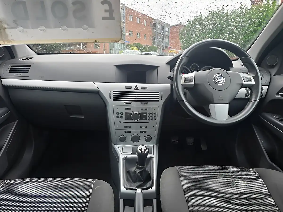 Used 2009 Vauxhall Astra Sxi Silver - Interior and Exterior details 12