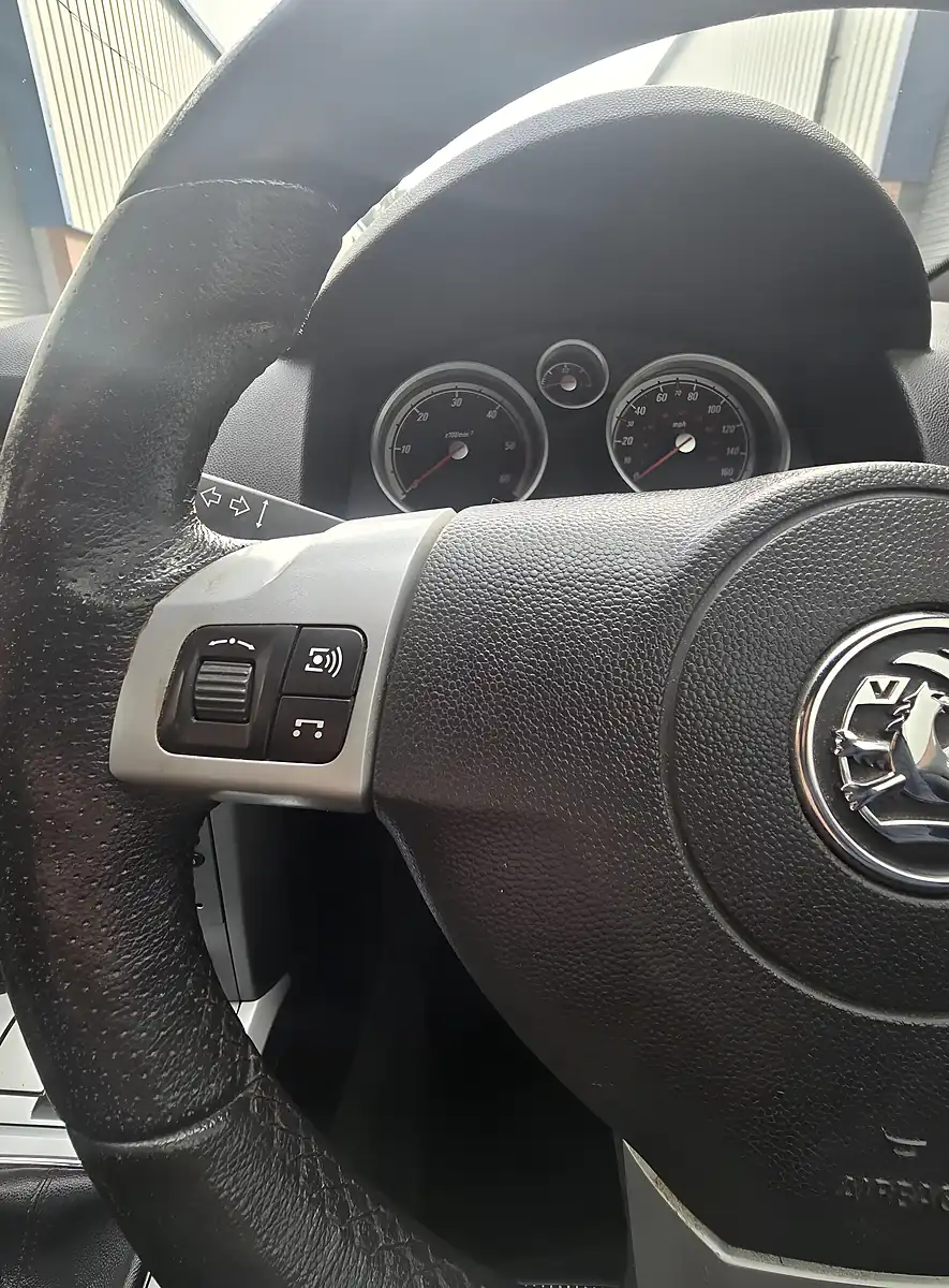 Used 2009 Vauxhall Astra Sxi Sport Red - Interior and Exterior details 15