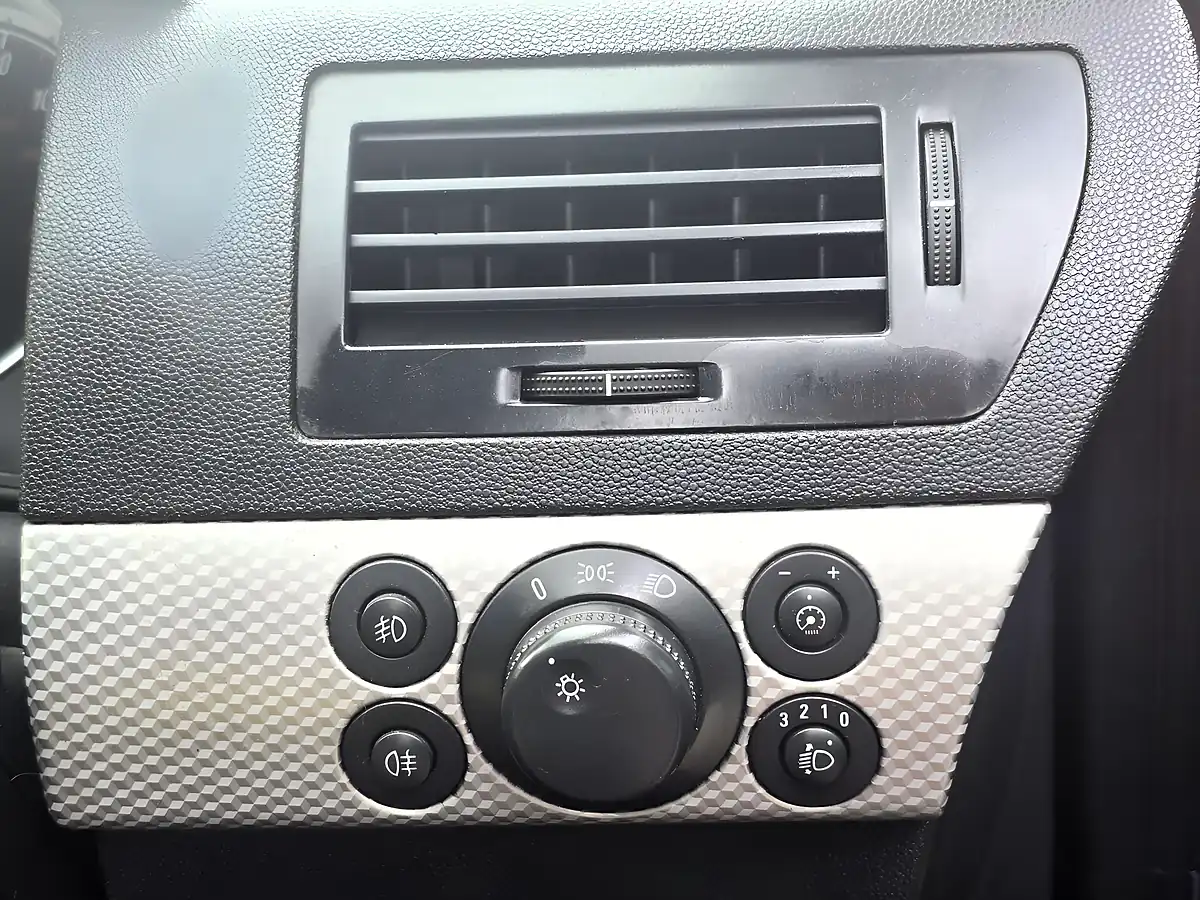 Used 2009 Vauxhall Astra Sxi Sport Red - Interior and Exterior details 16