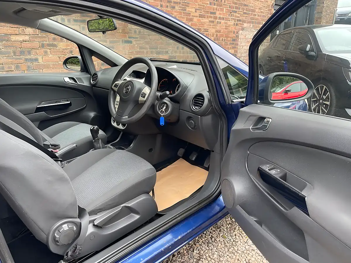 Used 2009 Vauxhall Corsa Breeze Blue - Interior and Exterior details 9