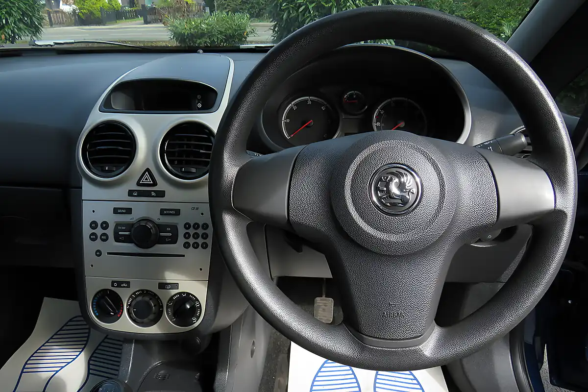 Used 2009 Vauxhall Corsa Life Blue - Interior and Exterior details 16