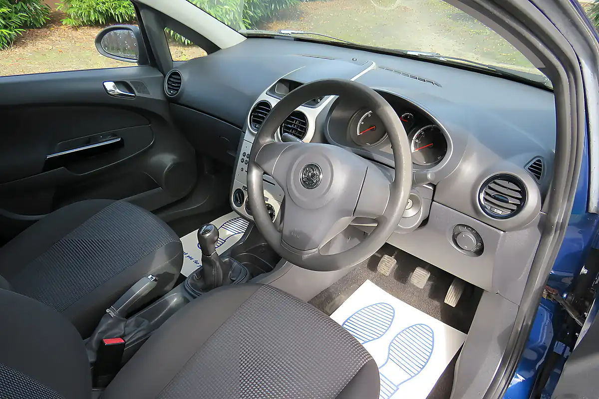 Used 2009 Vauxhall Corsa Life Blue - Interior and Exterior details 9