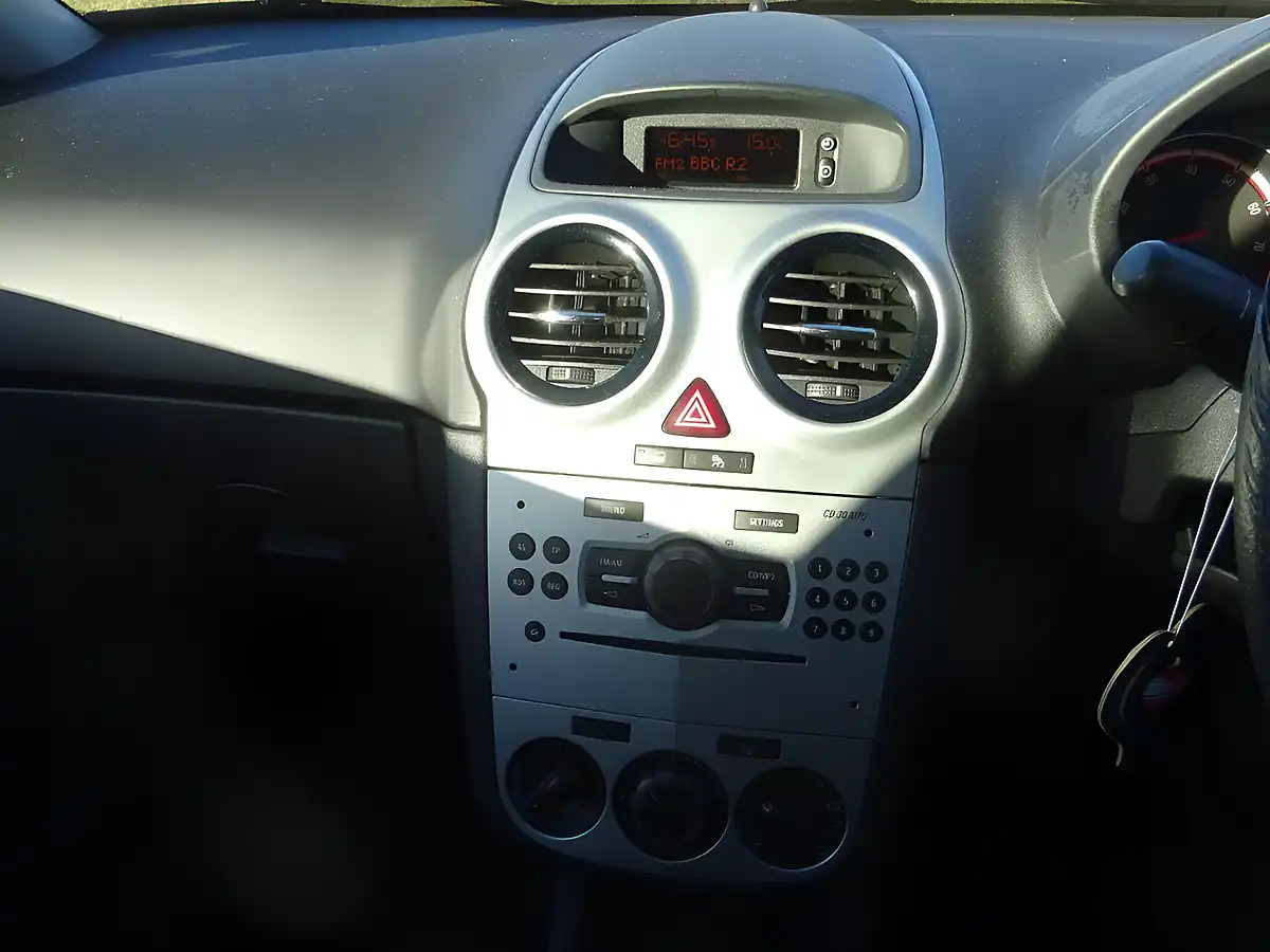Used 2009 Vauxhall Corsa Sxi Silver - Interior and Exterior details 11