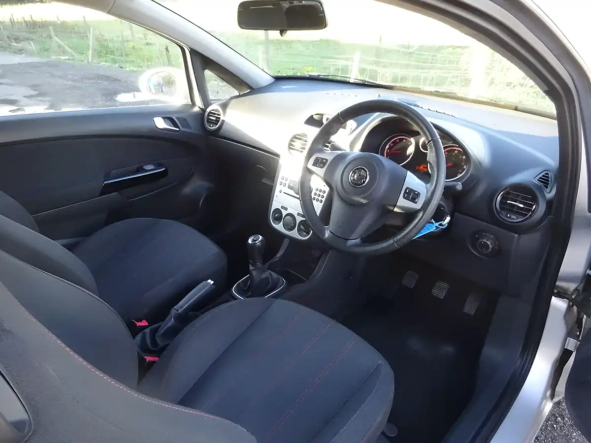 Used 2009 Vauxhall Corsa Sxi Silver - Interior and Exterior details 12
