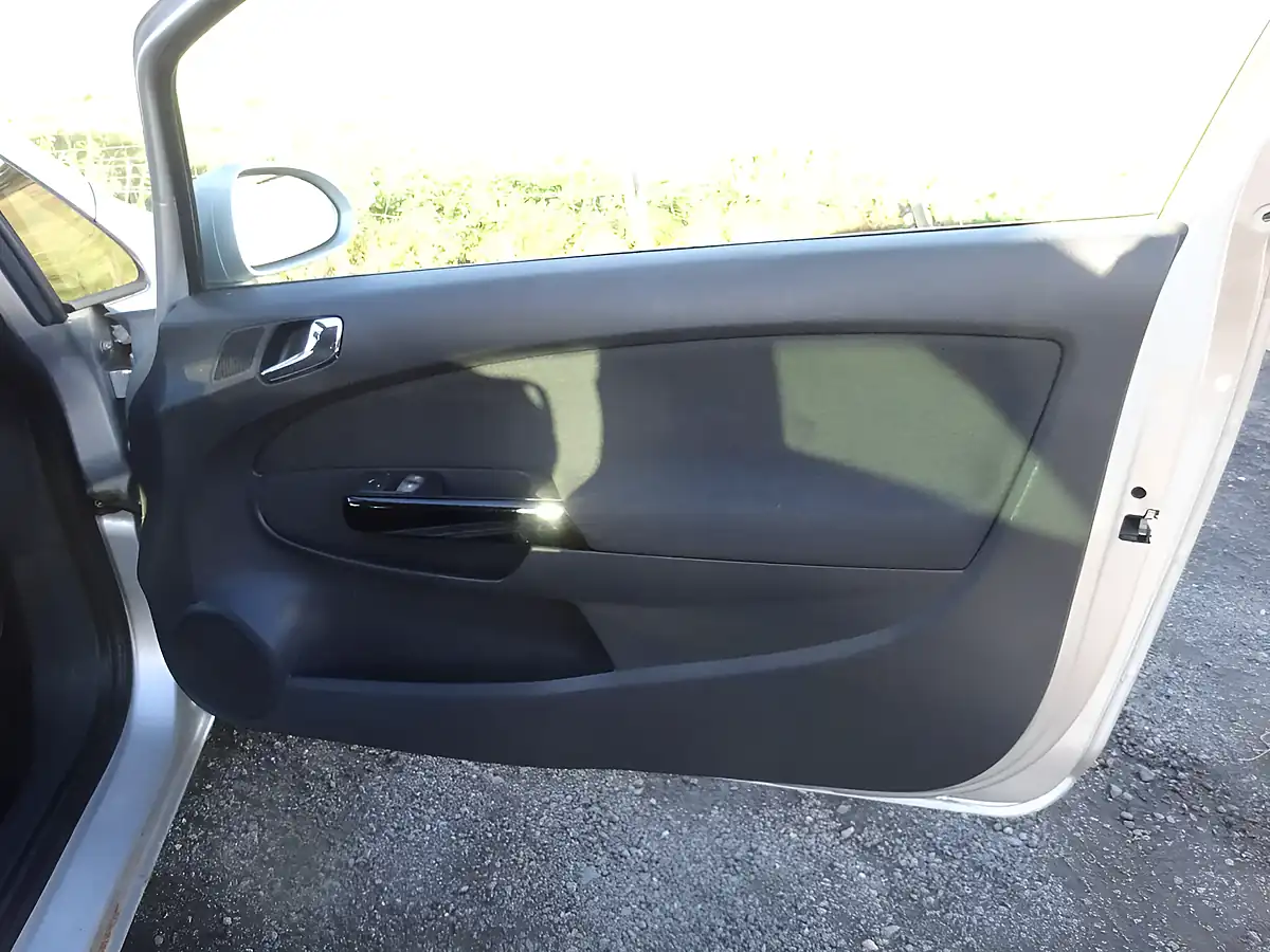 Used 2009 Vauxhall Corsa Sxi Silver - Interior and Exterior details 16