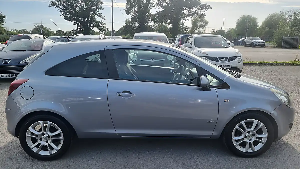 Used 2009 Vauxhall Corsa Sxi Silver - Interior and Exterior details 3
